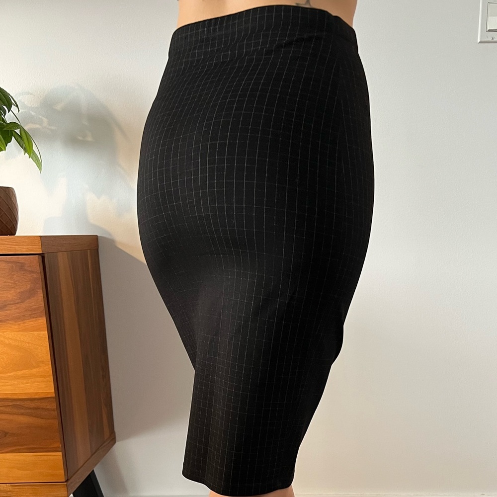 Black midi skirt with subtile plaid pattern